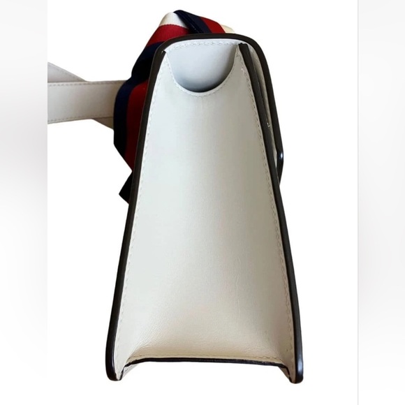 Gucci White Shoulder Bag with Gold and Navy Accents - Picture 3 of 9